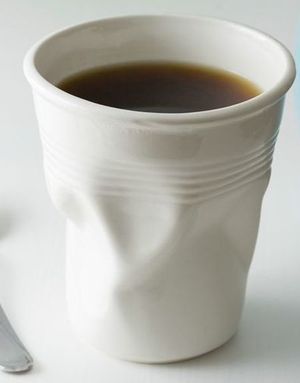 Keramikmugg formad som en Mosad Plastmugg