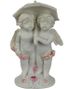 To Englebarn i Regnet Med Paraply Figur 10 cm