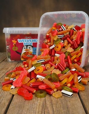 ÄT SNART PRODUKT - Pingvin Weekend Mix - Låda Med Blandade Lakrits, Stänger Och Vingummibitar 2 Kg