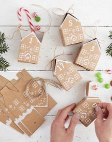 24 stk Bruna Pepparkakshus Advents-Askar / Julkalender med Klistermärken och Band 