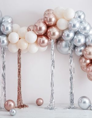 Ballongbågsset med kromatiska och vita ballonger