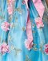 Ljusblå Dirndl Oktoberfestklänning i Lyxkvalitet med Utformade Blommor på Förkläde