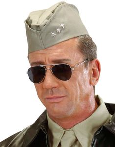 Grön militärhatt med tre stjärnor