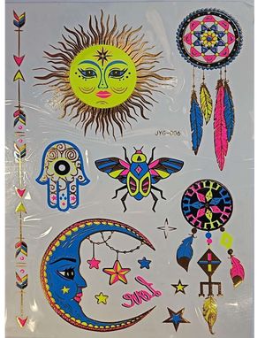 Ark med Drömfångare, Måne, Sol och Andra Fluorescerande Guldfoilerade Tatueringar (Guld UV-fejk-tatuering)