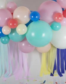 Färgglada ballongbågeuppsättningar med färgglada pappersstreamers