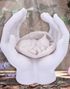 Forever Feline - Katt i Beskyttende Hender Figur 18 cm