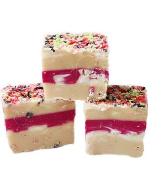 2 kg Boks med Fudge Factory Birthday Cake - Fudge med Kakesmak