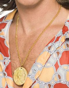 Guldig metallmedaljong på kedja