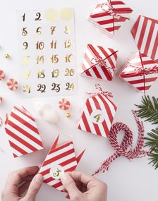 24 stk Röda och Vita Advents-Askar / Julkalender med Klistermärken och och Snöre