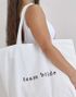 Hvit Brodert "Team Bride" Tote Bag/Bærenett 55x72 cm - Modern Luxe