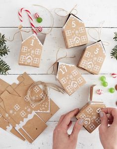 24 stk Bruna Pepparkakshus Advents-Askar / Julkalender med Klistermärken och Band