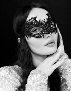 Mystique - Elegant svart virkad maskeradmask 20x11 cm