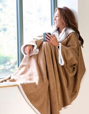 Snug Rug Sherpa Pledd med Ermer og Lommer i Tan/Krembrun 152x214 cm