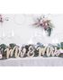 Mrs & Mrs Treskilt med Gullfarget Glitter 50x10cm
