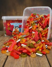 1770249600_5Pingvin Weekend Mix - Låda Med Blandade Lakrits, Stänger Och Vingummibitar 2 Kg