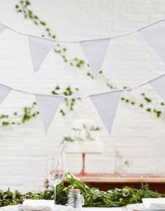 Vitt Tygbanner med Vimplar 5 meter - Botaniskt Bröllop