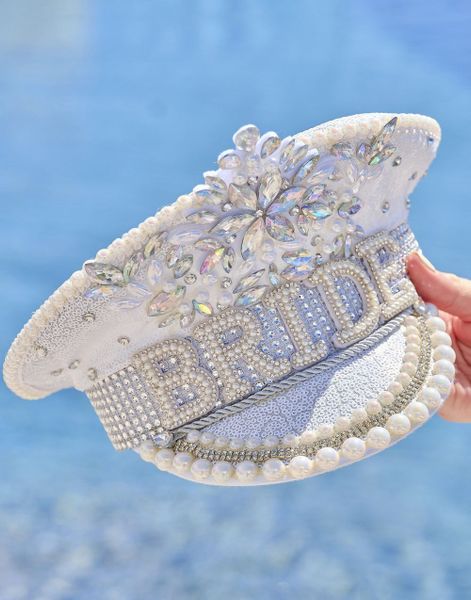 Glamorøs Hvit Bride Kapteinhatt med Perler og Iriserende Stener